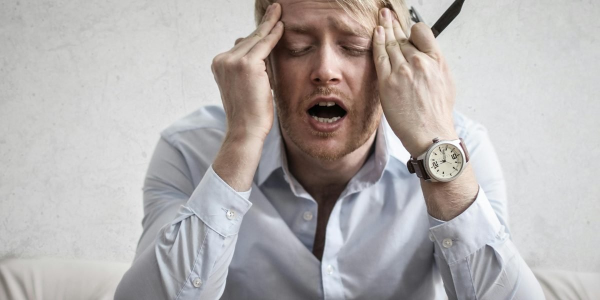 An entrepreneur looking frustrated, reflecting the challenges of a poorly chosen hosting plan.
