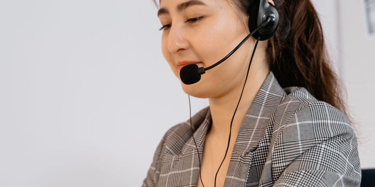 A customer service representative assisting a client, illustrating responsive web hosting support.